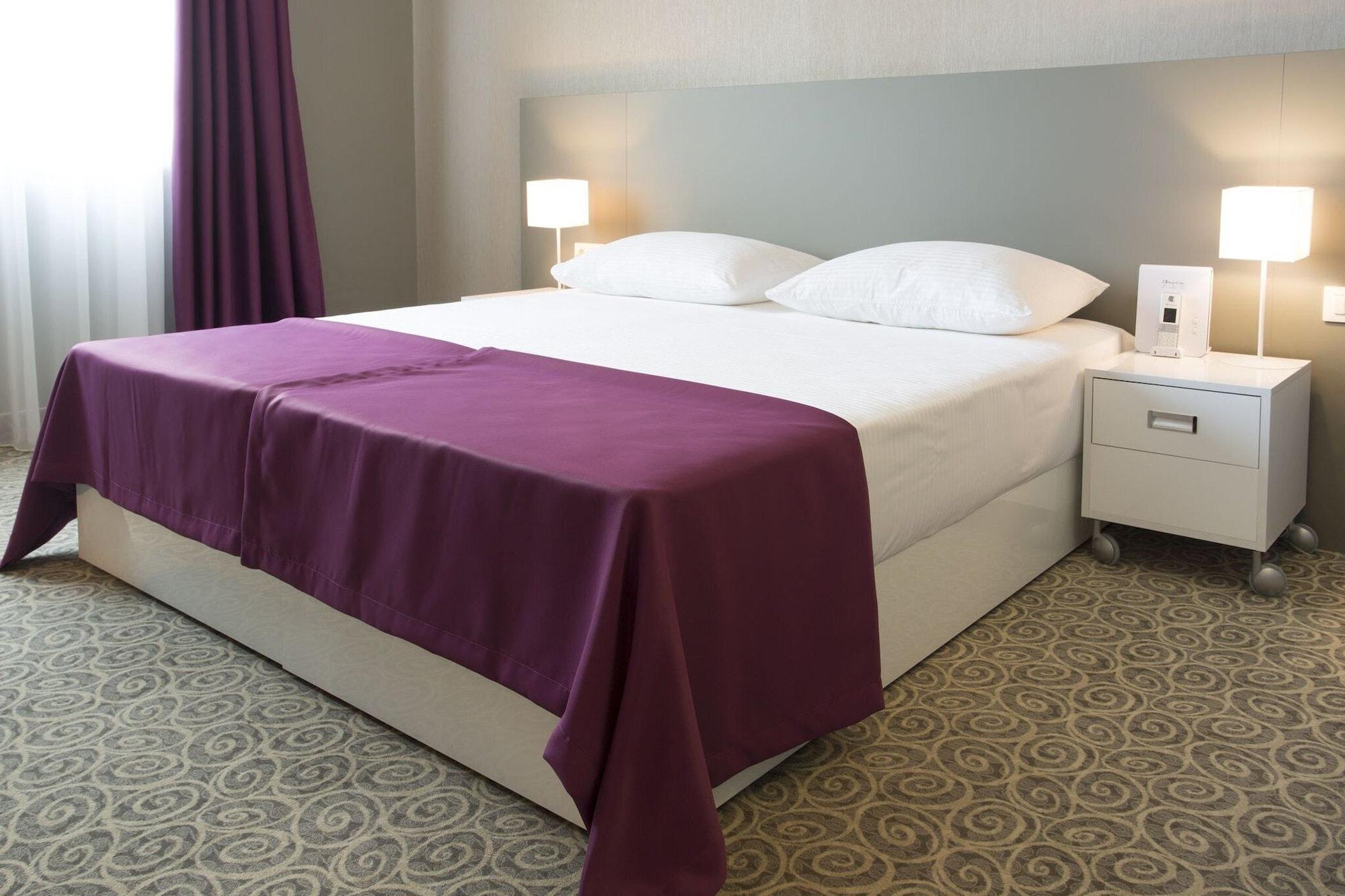 Radisson Red Belgrade Hotel Exterior photo